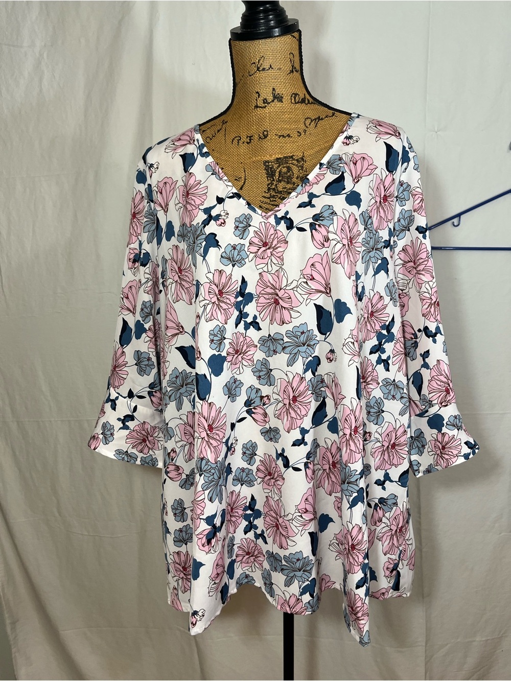 Floral V-Neck Women's Top in White with Pink & gray Blossoms size 18-20